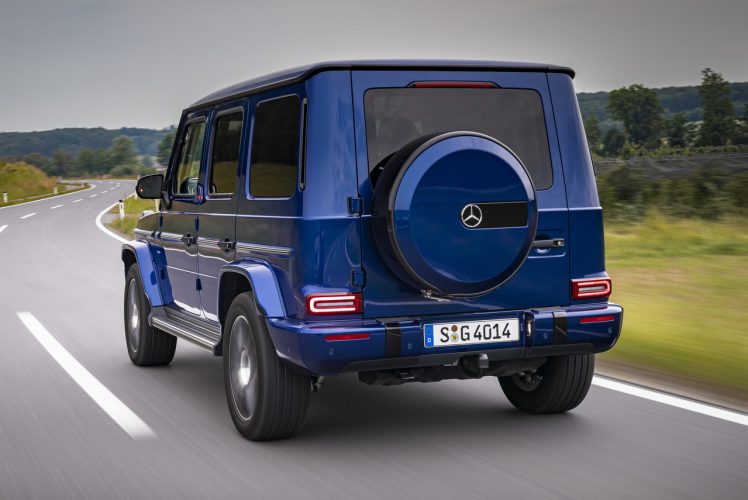 Mercedes-Benz G 400 d; brilliant blau; Leder Nappa macchiatobeige/yachtblau;Kraftstoffverbrauch kombiniert: 9,6 l/100 km; CO2-Emissionen kombiniert: 253 g/km*Mercedes-Benz G 400 d; brilliant blue; Nappa leather macchiato beige/yacht blue;Fuel consumption combined: 9.6 l/100 km; combined CO2 emissions: 253 g/km*